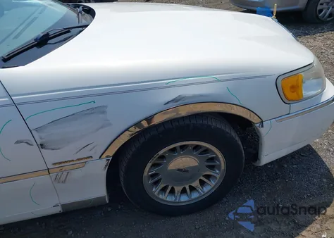 2000 Lincoln Town Car Cartier from USA, damaged, VIN 1LNHM83W2YY923563